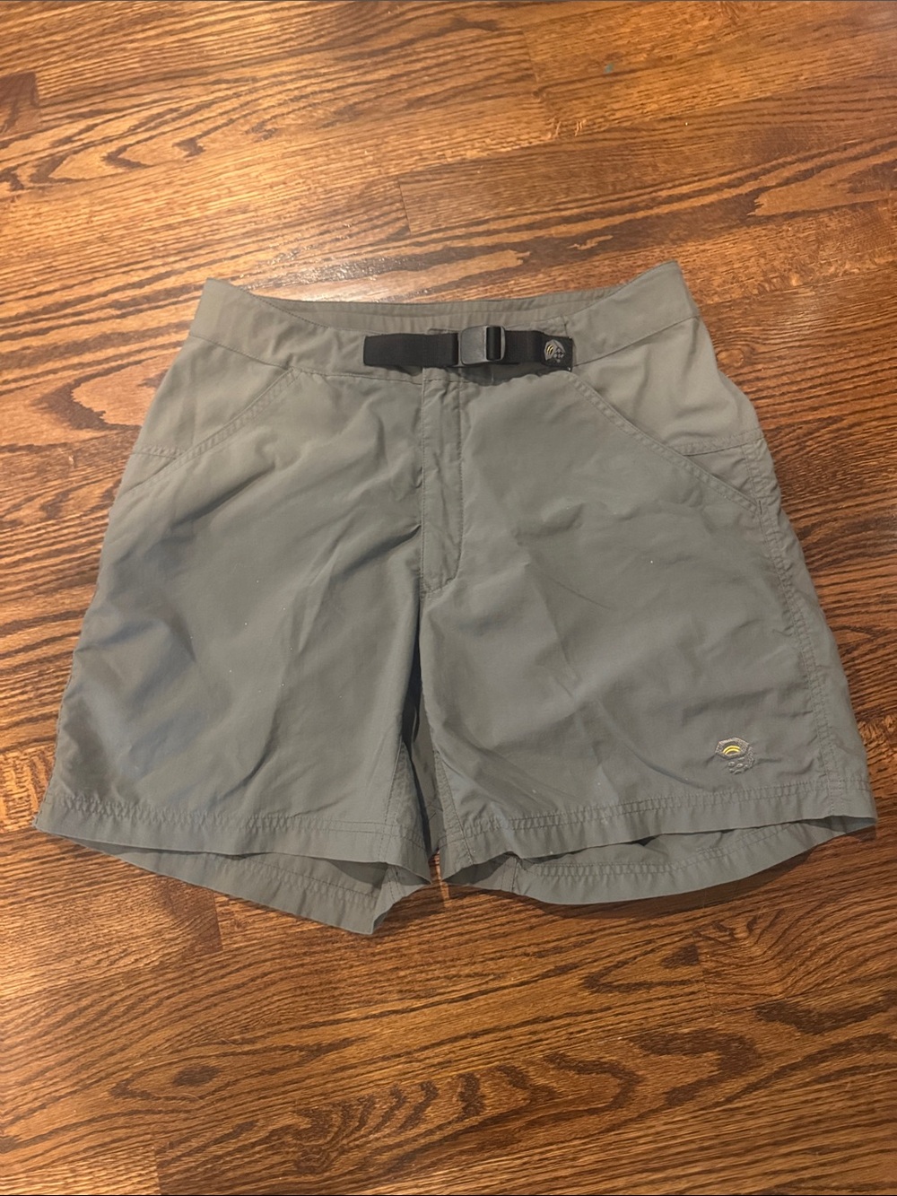Mountain Hardwear Hiking Shorts with Built-in Belt in Size 12 Olive Green Color